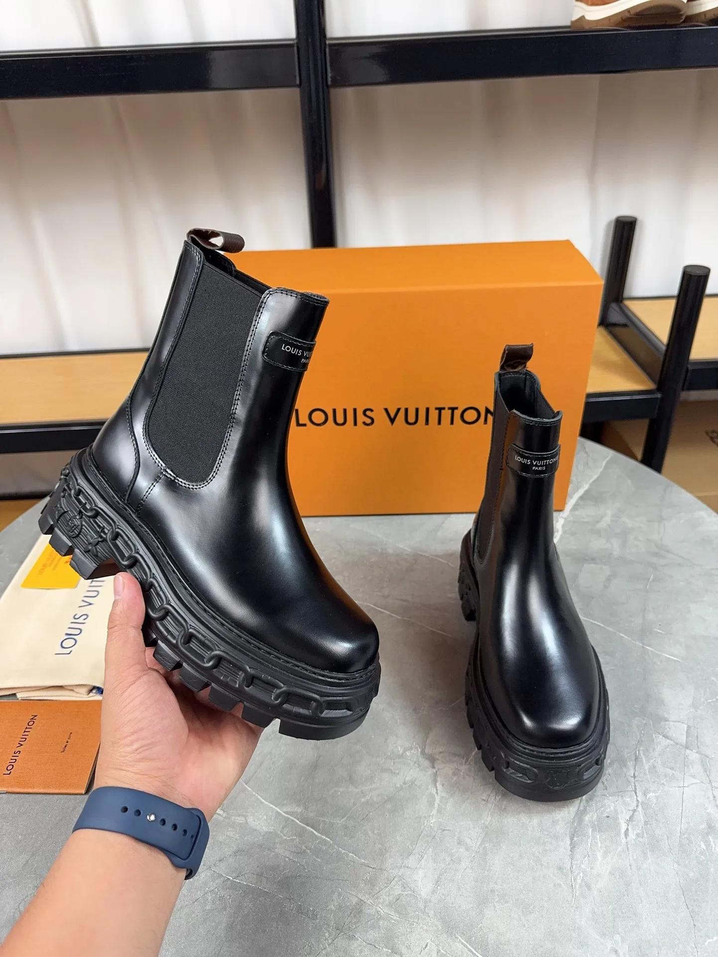 Men's shoes 💰700💰Ladies model Louis vuitton new short boots; beautiful lines and no bloat, original first-layer cowhide combined with high mercerized frosted cowhide, thin strap motorcycle boots are easy to put on and take off, without contrast (to isolate the cold winter) ❶ Upper: original open edge beaded cowhide ❷ Inner: cowhide ❸ Foot pads: cowhide leather ❹ Outsole: original wear-resistant and non-slip raw rubber sole ❺Sole height: 6cn ❻Packaging: Original LV special box ❼Number: 34-41 (34/41 customization is not returnable) Boot height 6 inches ☀Color: (black military green)